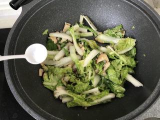 10、香菇炒青菜,加适量的盐调味；