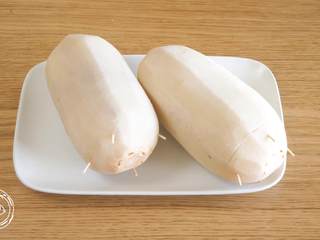 6、糯米莲藕12m+(宝宝辅食),两个都装满糯米,把刚才切下来的“盖子”用牙签封上口,哈哈,造型看起来有一点丑萌啊~