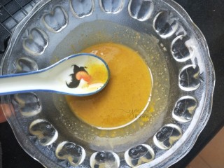 4、发面千层饼,等待的时候调一个油酥：四勺熟凉油，（就是油烧热再晾凉），两勺面粉，一勺南瓜粉（没有可以不加），两勺椒盐。（我放的不是盐，是椒盐，如果你没有椒盐可以换成盐，但是量要减少。）