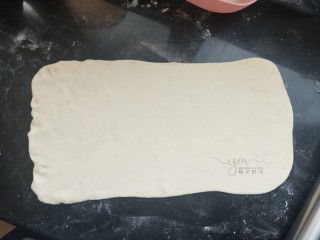6、发面千层饼,取出揉面，排气，擀成长方形。
