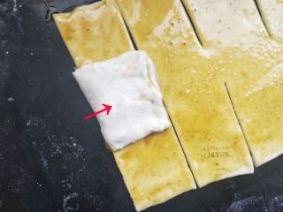 10、发面千层饼,然后向箭头方向叠过去