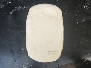 13、发面千层饼,轻轻的擀压，擀稍微薄点就可以了。不要太使劲擀，不然千层不明显了。