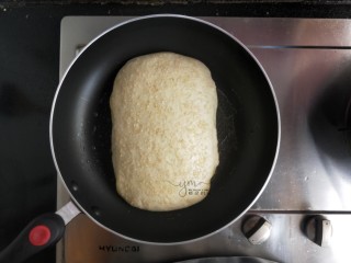 18、发面千层饼,把饼放进去小火煎。