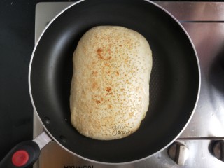 19、发面千层饼,煎至两面微黄。饼底微微硬就可以了。