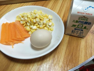 1、鸡蛋玉米胡萝卜煎饼,材料备好