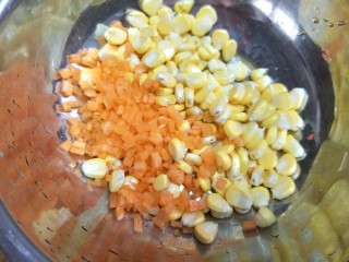 2、鸡蛋玉米胡萝卜煎饼,萝卜切沫和玉米放入容器