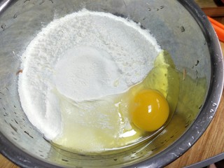 4、鸡蛋玉米胡萝卜煎饼,加鸡蛋