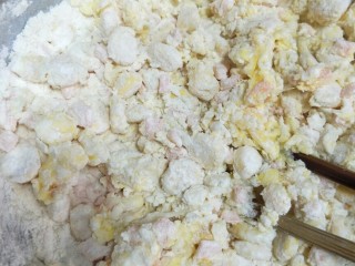 5、鸡蛋玉米胡萝卜煎饼,稍微搅拌下加牛奶继续搅拌