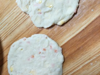 7、鸡蛋玉米胡萝卜煎饼,做成饼状