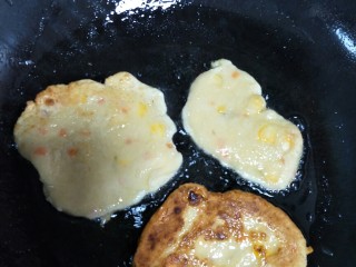 8、鸡蛋玉米胡萝卜煎饼,油加热调小火煎