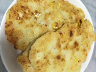 9、鸡蛋玉米胡萝卜煎饼,煎成金黄色就好了