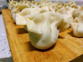 5、冬吃萝卜夏吃姜，不用医生开处方，胡萝卜白萝卜饺子吃起来,包好的。