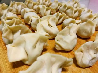 6、冬吃萝卜夏吃姜，不用医生开处方，胡萝卜白萝卜饺子吃起来,全部包完。