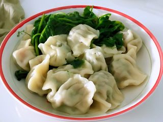 7、冬吃萝卜夏吃姜，不用医生开处方，胡萝卜白萝卜饺子吃起来,.周末或闲暇时间包饺子的好处就是为了平时的省事，冬天了拿来做早餐也是美美哒，配杯牛奶、水果、几个坚果，就是一百分的早餐了，分分钟搞定。