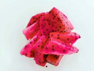 1、宝宝辅食：红心火龙果班戟,将火龙果去皮切块，放入搅拌机