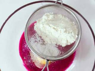 2、宝宝辅食：红心火龙果班戟,筛入30g面粉