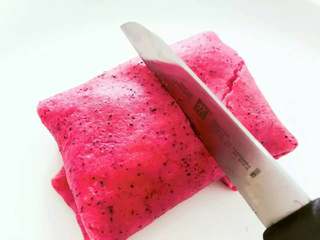 5、宝宝辅食：红心火龙果班戟,用刀对半切开