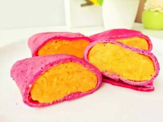 8、宝宝辅食：红心火龙果班戟,艳丽的颜色，宝宝很喜欢呢，关键是来自食物本身的颜色，很安心呢