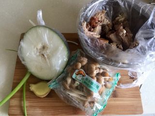 2、给烤鸭架换个吃法➕冬瓜蟹味菇鸭架汤,冬瓜一块约350g，蟹味菇一袋，烤鸭架一副，姜一小块，小葱一根