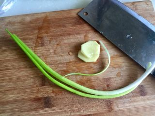 3、给烤鸭架换个吃法➕冬瓜蟹味菇鸭架汤,姜去皮小葱择好，洗净