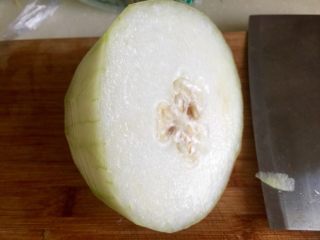 10、给烤鸭架换个吃法➕冬瓜蟹味菇鸭架汤,等待汤煮开时，我们来准备其他配菜。冬瓜去皮，清洗备用