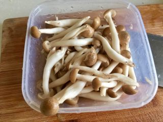 12、给烤鸭架换个吃法➕冬瓜蟹味菇鸭架汤,蟹味菇去除根部，分成一根根，清洗备用