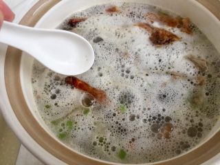 13、给烤鸭架换个吃法➕冬瓜蟹味菇鸭架汤,这时鸭汤也煮开了，用勺子撇去浮末