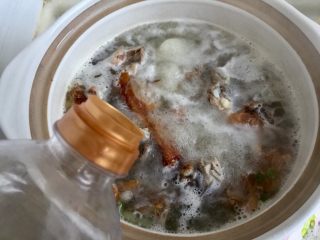 14、给烤鸭架换个吃法➕冬瓜蟹味菇鸭架汤,加入一勺料酒去腥