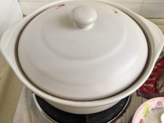 15、给烤鸭架换个吃法➕冬瓜蟹味菇鸭架汤,中大火煮5分钟，转小火加盖再煮约10分钟