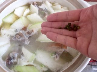 18、给烤鸭架换个吃法➕冬瓜蟹味菇鸭架汤,还可以加入几粒花椒增香去腥。不喜欢花椒的宝宝们可以省略或者换成白胡椒粉