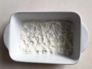 2、抹茶椰丝小方,椰蓉均匀的铺一层在容器内