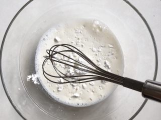 3、抹茶椰丝小方,方子里的一半牛奶+玉米淀粉一起用蛋抽搅拌均匀