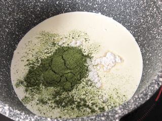 4、抹茶椰丝小方,剩下的牛奶+淡奶油+糖粉+抹茶粉倒入奶锅内