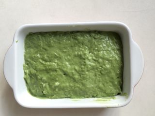 8、抹茶椰丝小方,倒入事先准备好的容器,抹平表面,盖上保鲜膜,放入冰箱冷藏4小时