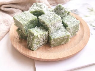 10、抹茶椰丝小方,做好后放入保鲜盒,冷藏储存,不然会化掉的