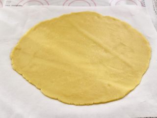 9、KT黄油蛋黄饼干,把面团用擀面杖擀成薄片，用油纸包好，放入冰箱冷藏30分钟。