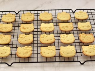 16、KT黄油蛋黄饼干,萌萌哒的KT饼干出炉咯，马上移至凉架上放凉后，放入饼干盒保存即可。