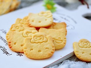 17、KT黄油蛋黄饼干,香酥可口又颜值担当，我家宝贝喜欢的不得了，嘻嘻，都不舍得吃了。