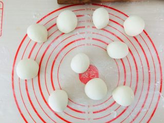 13、牛奶红豆卷,全部揉圆。