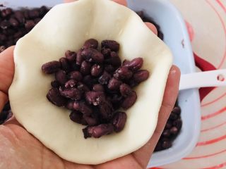 14、牛奶红豆卷,擀成面皮包上红豆。