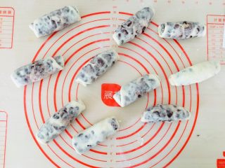 18、牛奶红豆卷,如图。