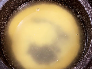 4、胡萝卜小米粥,将小米倒入砂锅中，倒入1500ml水，大火加热。