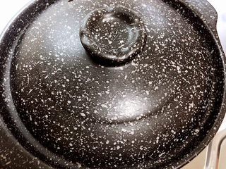 5、胡萝卜小米粥,盖上锅盖，大火浆粥煮开锅。