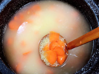 8、胡萝卜小米粥,加入胡萝卜，搅拌均匀。