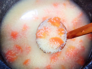 11、胡萝卜小米粥,胡萝卜下入锅中大约煮到10分钟时，米粥已经有8成熟了。