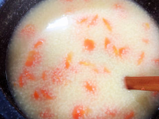 13、胡萝卜小米粥,关火儿，一锅香甜粘稠的小米粥就熬好了。