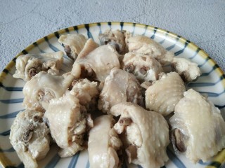 4、板栗烧鸡翅,焯水过后捞出控水备用