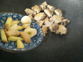 7、板栗烧鸡翅,之后加入姜蒜