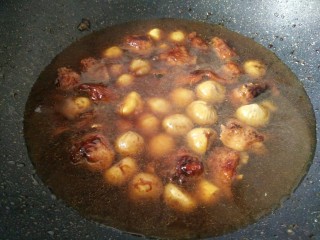 15、板栗烧鸡翅,加开水煮开，转中小火炖15分钟（中途别忘了加盐）