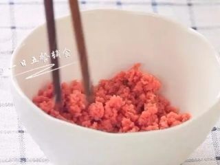 2、迷你蛋饺,牛肉切丁，用料理机打碎，馅料用的到的牛肉很少，由于我的料理棒最低打50克肉，最后还多了些馅料，被我包小馄钝了。